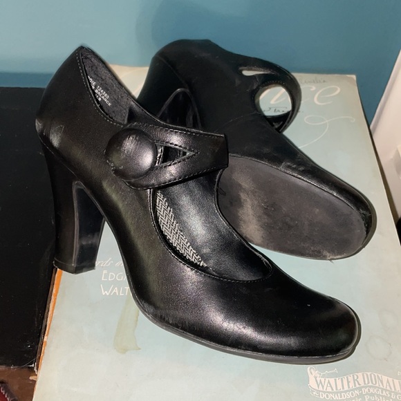 Sarah Jane Perfect Black Heels - Picture 9 of 9